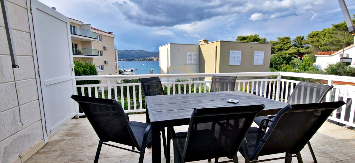 Casa con appartamenti a Okrug Gornji/Čiovo, seconda fila dal mare - 5 appartamenti